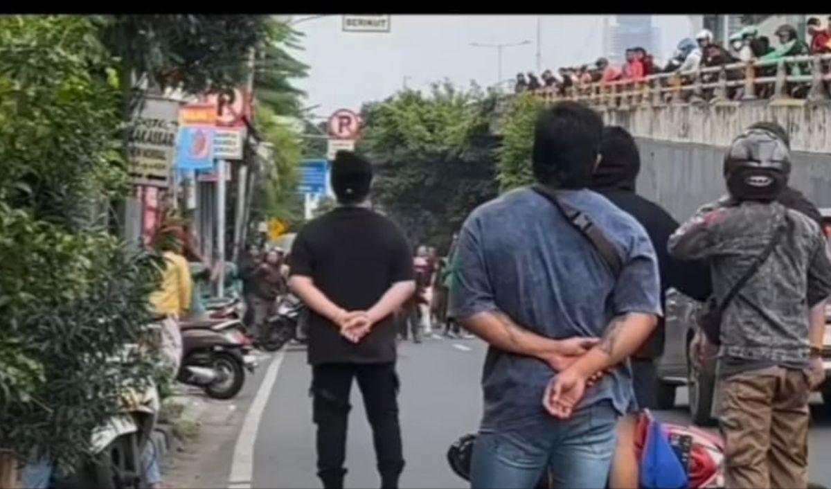 Aksi Laurendra Cs menghalau pengendara motor melawan arah di kolong Flyover Slipi sempat ramai diperbincangkan di media Sosial.
