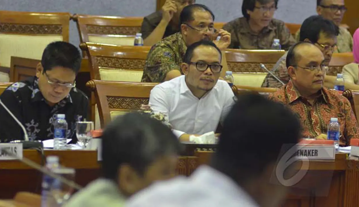 Menteri Tenaga Kerja Hanif Dhakiri (tengah) menghadiri rapat kerja bersama Komisi IX di Kompleks Gedung Parlemen, Jakarta, Selasa (3/2/2015). (Liputan6.com/Andrian M Tunay)