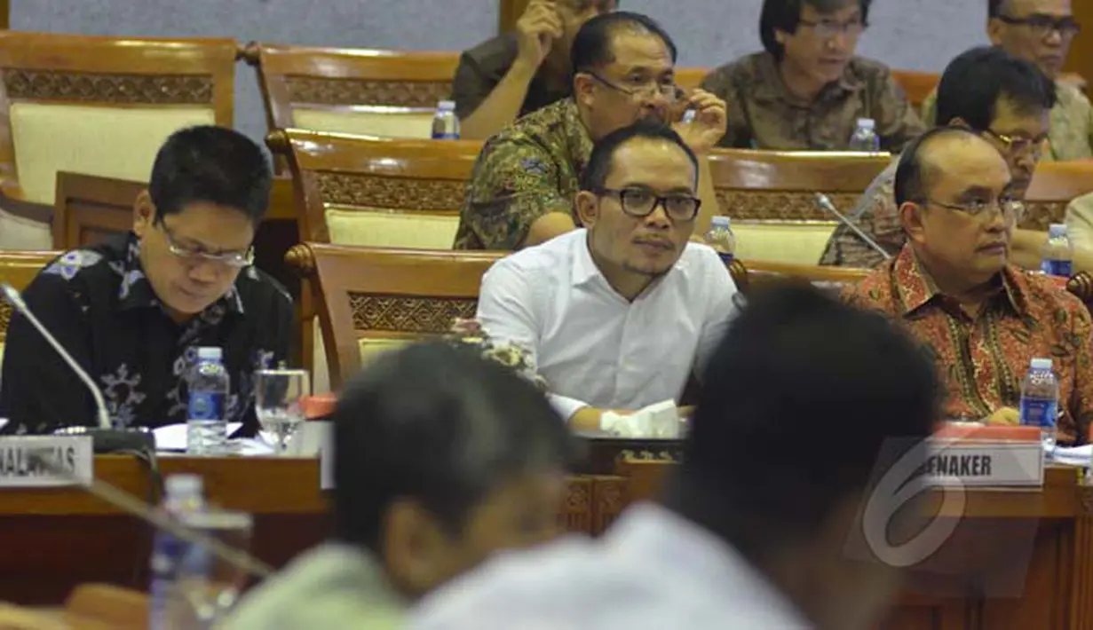 Menteri Tenaga Kerja Hanif Dhakiri (tengah) menghadiri rapat kerja bersama Komisi IX di Kompleks Gedung Parlemen, Jakarta, Selasa (3/2/2015). (Liputan6.com/Andrian M Tunay)