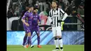 Gelandang Fiorentina, Mohamed Salah merayakan selebrasi  bersama Mario Gomez usai mencetak gol pada leg pertama Semifinal Coppa Italia di stadion Juventus, Turin, Italia (5/3/2015).  Fiorentina Menang 2-1 atas Juventus. (AFP PHOTO/Marco Bertorello)