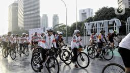 Pegawai PT KAI bersepeda bersama berbagai komunitas Urban SOS Cycling Club di Stasiun BNI City, Jakarta, Sabtu (21/1/2023). Kegiatan olahraga bersepeda yang bertajuk Collaboride digelar dalam rangka mempromosikan Stasiun BNI City sebagai area transportasi publik yang dapat digunakan untuk aktivitas warga. (Liputan6.com/Angga Yuniar)