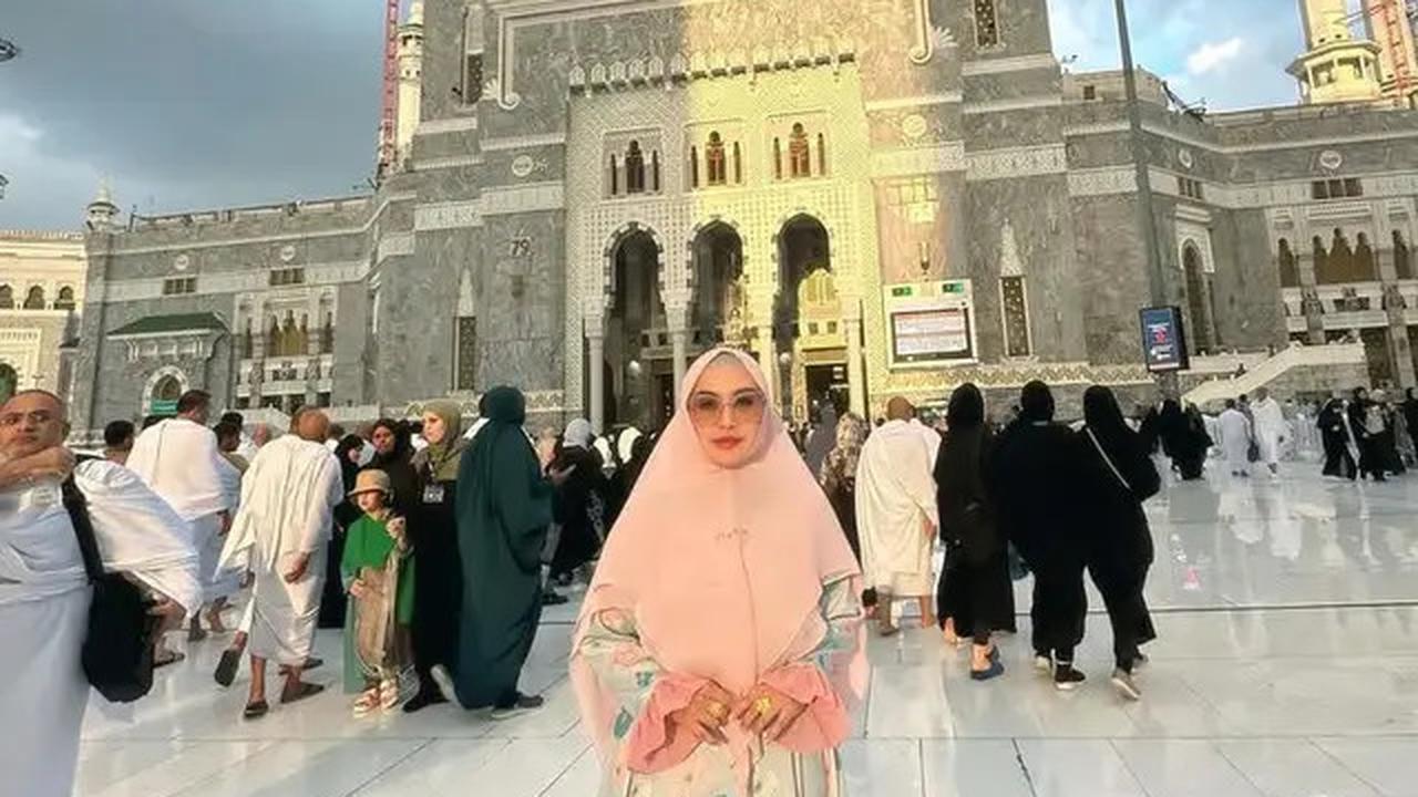 8 Tampilan Artis Pilih Laksanakan Umrah di Penghujung Tahun 2024, Ayu Ting Ting, Maudy Koesnaedi, hingga Tasya Kamila