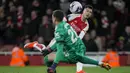 Pemain Arsenal, Gabriel Martinelli, berusaha mencetak gol ke gawang Chelsea dalam duel tunda pekan ke-29 Premier League 2023/2024, Rabu (24/4/2024). (AP Photo/Kin Cheung)