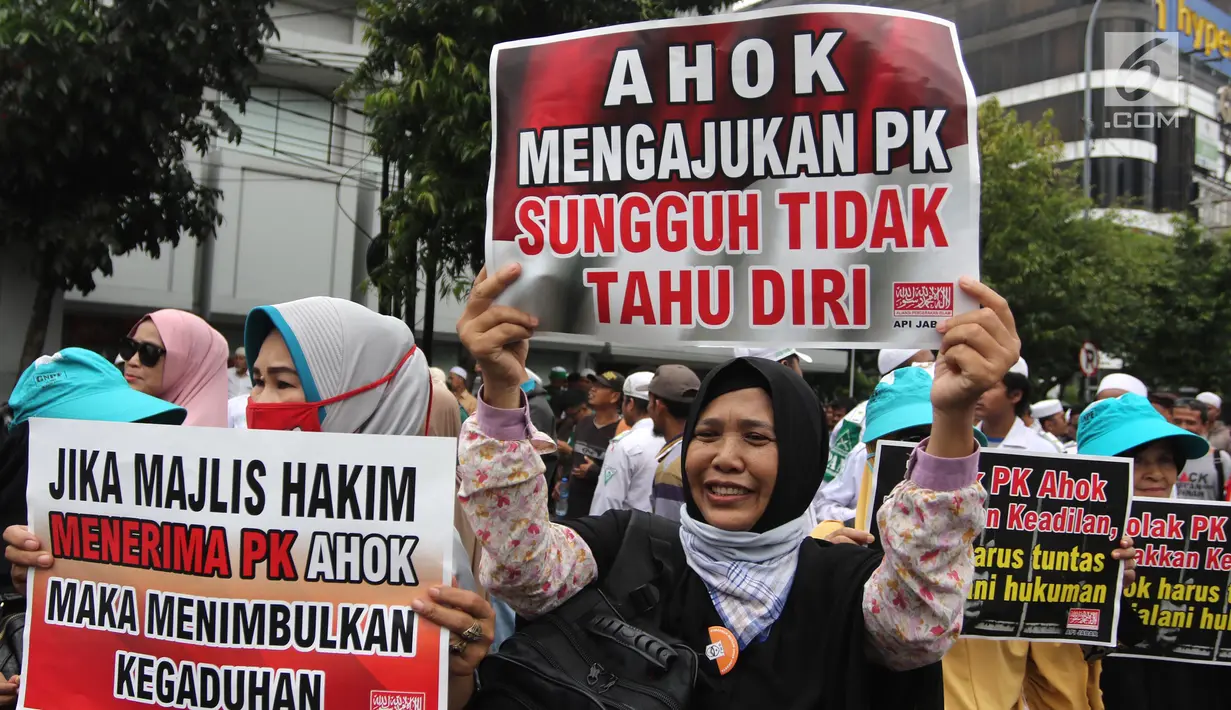 Momen saat massa yang tergabung dalam Aliansi Pergerakan Islam (API) melakukan aksi di depan PN Jakarta Utara, Senin (26/2). Mereka menolak peninjauan Kembali (PK) yang diajukan oleh Basuki Tjahaja Purnama atau Ahok. (Liputan6.com/Arya Manggala)