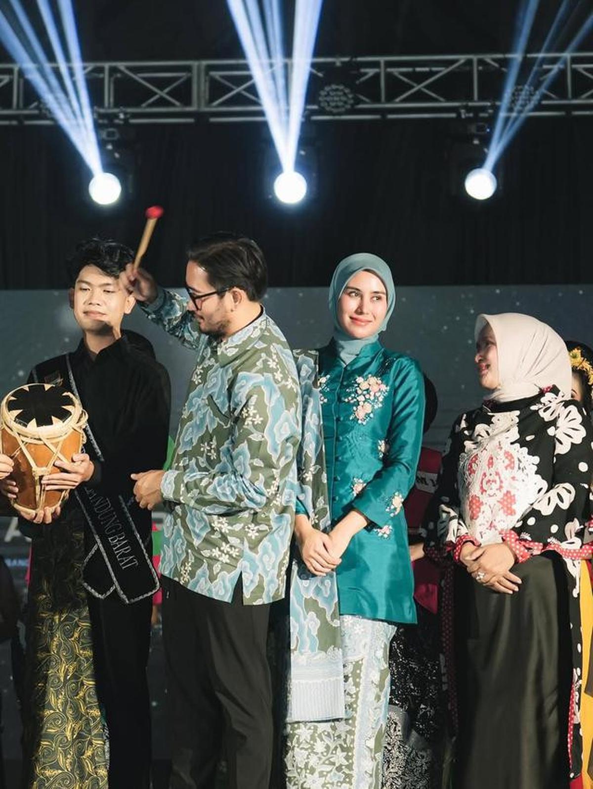 Potret Syahnaz Sadiqah Pakai Kebaya Kerah Shanghai dan Batik Megamendung, Serasi dengan Jeje Govinda