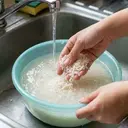 Cara Mencuci Beras Berkutu yang Penuh Serbuk Putih, Trik Bilas Bersih agar Nasi Tetap Pulen dan Tidak Apek
