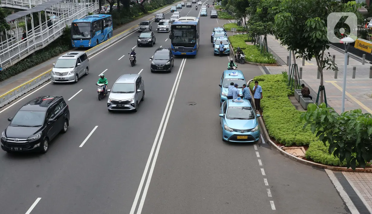 Suasana arus lalu lintas di Jalan Jenderal Sudirman, Jakarta, Kamis (5/11/2020). Badan Pusat Statistik (BPS) mencatat ekonomi Indonesia pada kuartal III-2020 minus 3,49 persen, Indonesia dipastikan resesi karena pertumbuhan ekonomi dua kali mengalami minus. (Liputan6.com/Helmi Fithriansyah)
