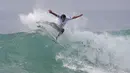 Penampilan surfer asal Portugal, Vasco Ribeiro pada ajang Moche Rip Curl Pro di Portugal, Jumat (23/10/2015). (EPA/Jose Sena Goulao)