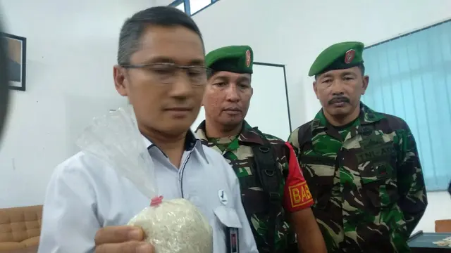 Beras milik pedagang nasi yang diambil sebagai sampel oleh BPOM Kendari.(Liputan6.com/Ahmad Akbar Fua)
