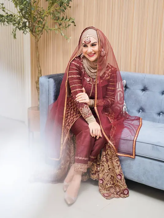 Apalagi kalau sudah berdanda dengan busana khas India seperti ini. Sosok Irish Bella jadi semakin menawan. Bahkan tidak jarang yang menyebut penampilannya enggak kalah dengan paras para artis dari Bollywood. (Liputan6.com/IG/@_irishbella_)