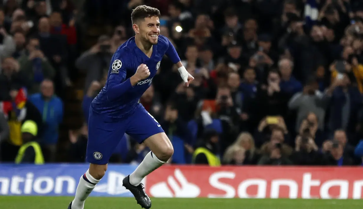 Gelandang Chelsea, Jorginho berselebrasi usai mencetak gol ke gawang Ajax dari titik penalti pada pertandingan lanjutan Grup H Liga Champions di Stamford Bridge, London (5/11/2019). Jorginho mencetak dua gol lewat titik penalti di pertandingan ini. (AP Photo/Frank Augstein)
