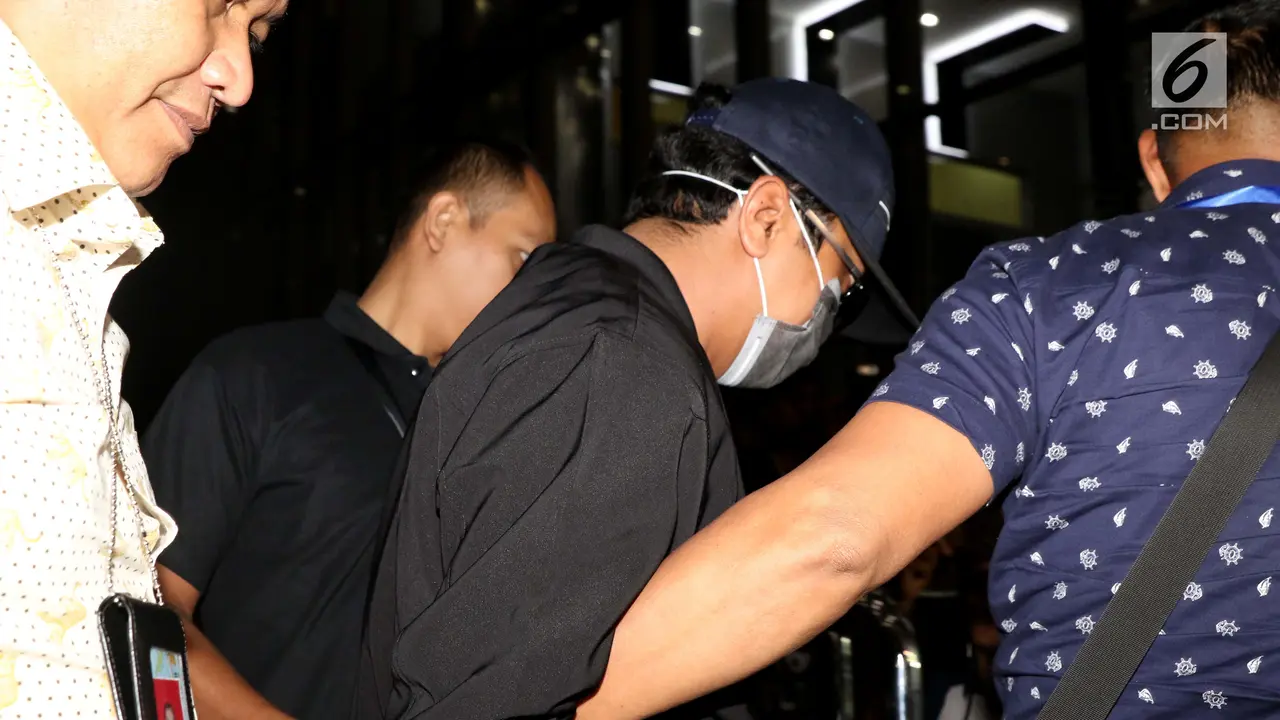 Berjaket dan Kacamata Hitam Ketua Umum PPP Romahurmuziy Digelandang KPK