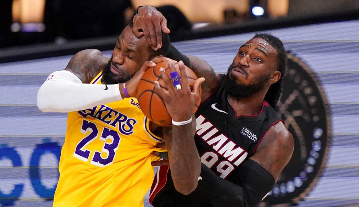 Pebasket Miami Heat, Jae Crowder, berebut bola dengan pebasket Los Angeles Lakers, LeBron James, pada gim keempat final NBA di Lake Buena Vista, Rabu (7/10/2020). Lakers menang dengan skor 102-96. (AP Photo/Mark J. Terrill)