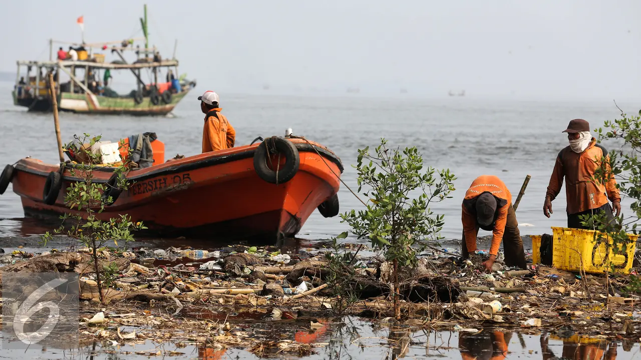 20151029-Petugas-Kebersihan-Pesisir-Teluk-Jakarta