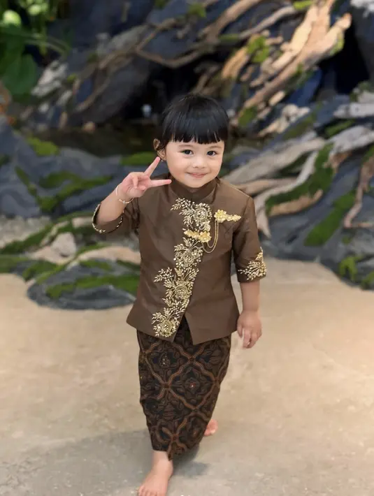 Berkebaya janggan, Ameena hadirkan tampilan memukau dengan kebaya janggan. [Foto: Instagram/ Ameena Halilintar]