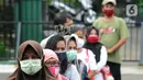 Warga antre menggunakan ATM Pertanian Si Komandan untuk mendapatkan beras gratis di Kodim 0606/Kota Bogor, Jawa Barat, Minggu (26/4/2020). Kementerian Pertanian bersama Bank BNI, dan TNI AD  menempatkan ATM beras gratis di sejumlah Kodim di wilayah Jabodetabek. (merdeka.com/Arie Basuki)