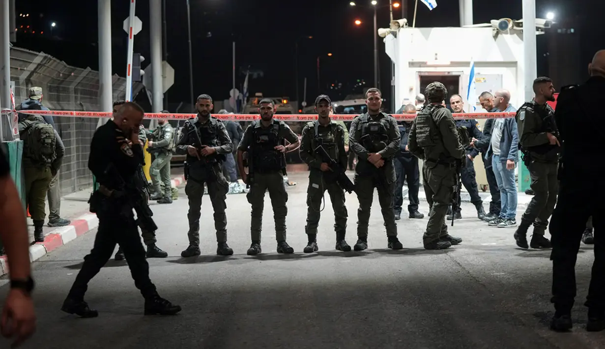 Polisi mengatakan pasukan keamanan Israel menembak dan membunuh penyerang Palestina setelah dia menikam dua petugas keamanan di pos pemeriksaan. Layanan penyelamatan Magen David Adom Israel mengatakan kedua warga Israel terluka ringan. (AP Photo/Mahmoud Illean)