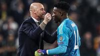 Pelatih kepala Ajax Amsterdam, Erik ten Hag (kiri) memeluk kiper Andre Onana setelah laga perempat final Liga Champions 2018/2019 melawan Juventus di Juventus Stadium, Turin, 16 April 2019. (AFP/Isabella Bonotto)