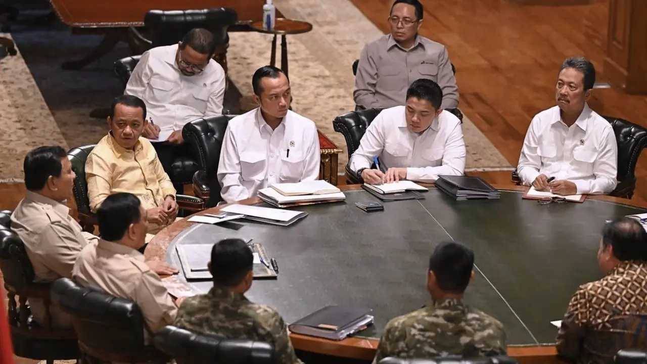 Presiden Prabowo Subianto menggelar rapat dengan sejumlah menteri Kabinet Merah Putih di kediaman pribadinya, Hambalang, Jawa Barat.