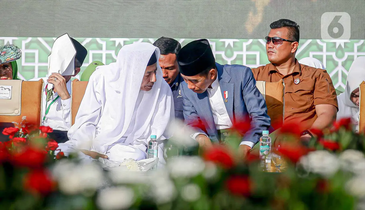 Habib Harlah ke-78 Muslimat NU dihadiri berbagai tokoh dan pejabat negara lain. Di antaranya Habib Muhammad Luthfi bin Yahya, istri dari Abdurrahman Wahid atau Gus Dur Sinta Nuriyah, dan Menteri Agama Yaqut Cholil Qoumas atau dikenal sebagai Gus Yaqut. (Liputan6.com/Faizal Fanani)