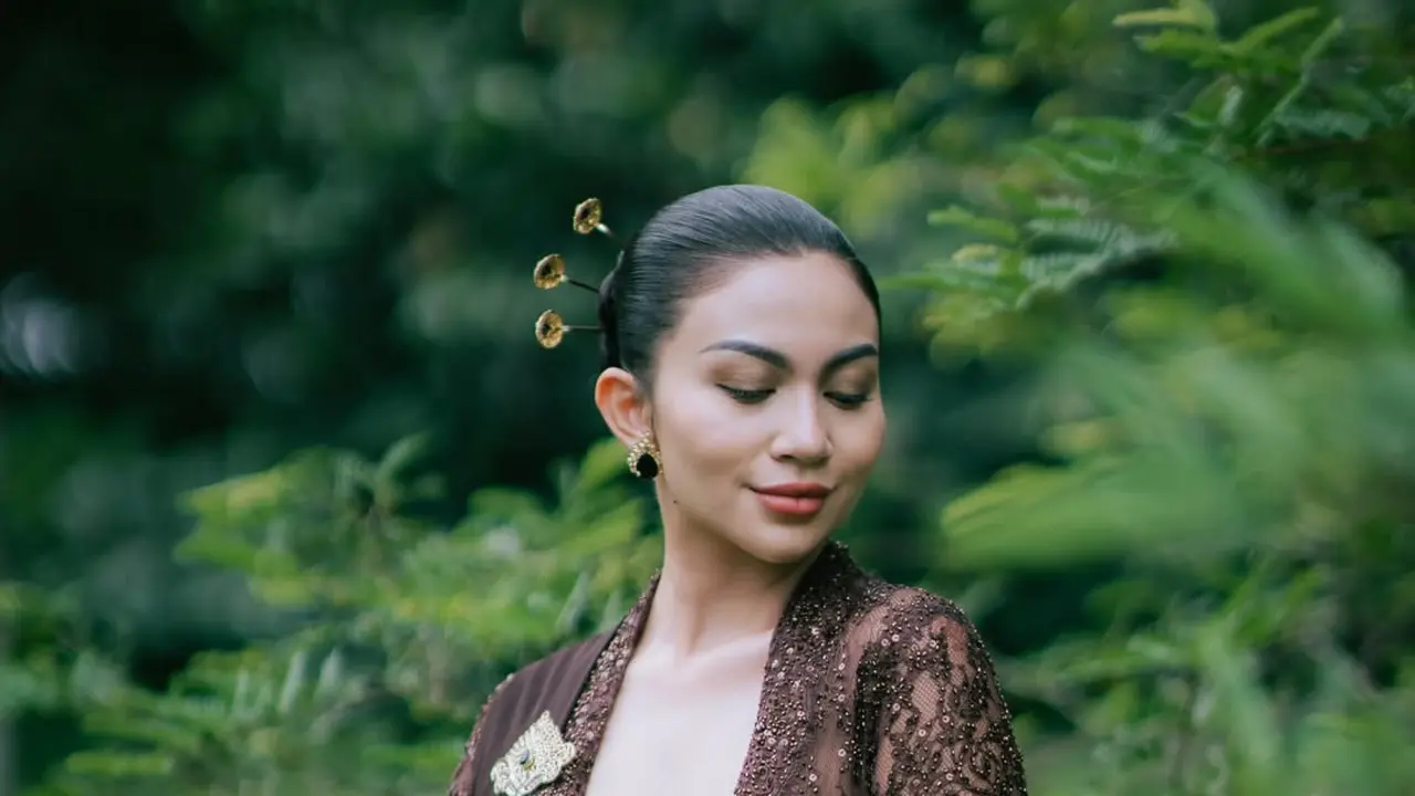 Potret Ariel Tatum Pancarkan Pesona Bangsawan Jawa Era 1950-an, Padukan Kebaya Kutubaru dan Tas Warisan Sang Nenek