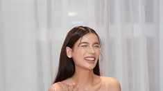 Dalam perayaan tersebut, Sabrina mengenakan gaun dengan motif bunga berwarna pastel yang lembut, dilengkapi dengan aksen renda pink. Gaun ini menonjolkan sisi feminin dan elegan dari Sabrina yang semakin terlihat memesona. (Liputan6.com/IG/@sabrinachairunnisa_)