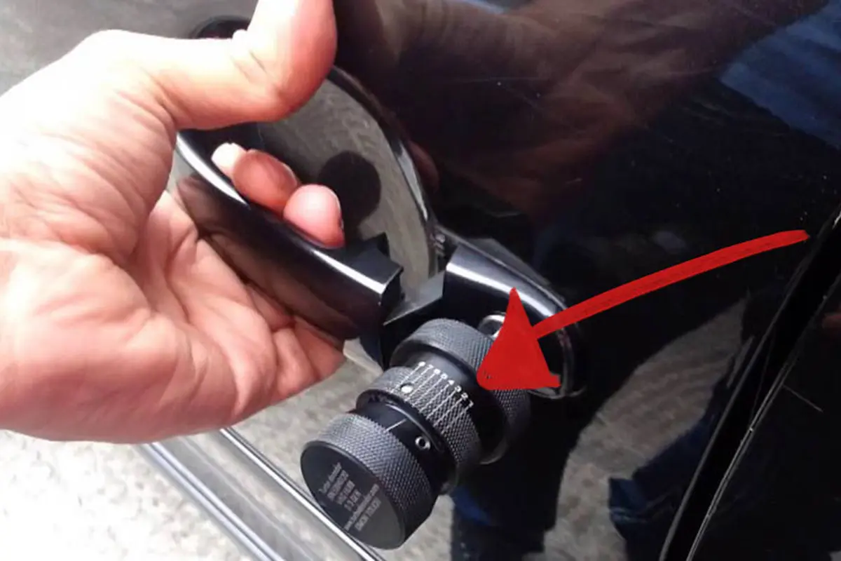 Kunci multi guna, pembobol berbagai pintu mobil (Foto: youtube)