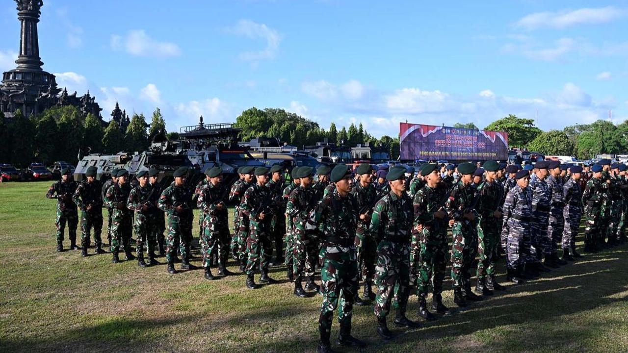 Pasukan TNI, polisi hingga pecalang atau satuan pengamanan desa adat Bali dikerahkan dalam Operasi Lilin Agung 2023. Mereka dihadirkan dalam gelar pasukan yang berlangsung di Lapangan Puputan Margarana, Denpasar, Bali, pada Kamis (21/12/2023).