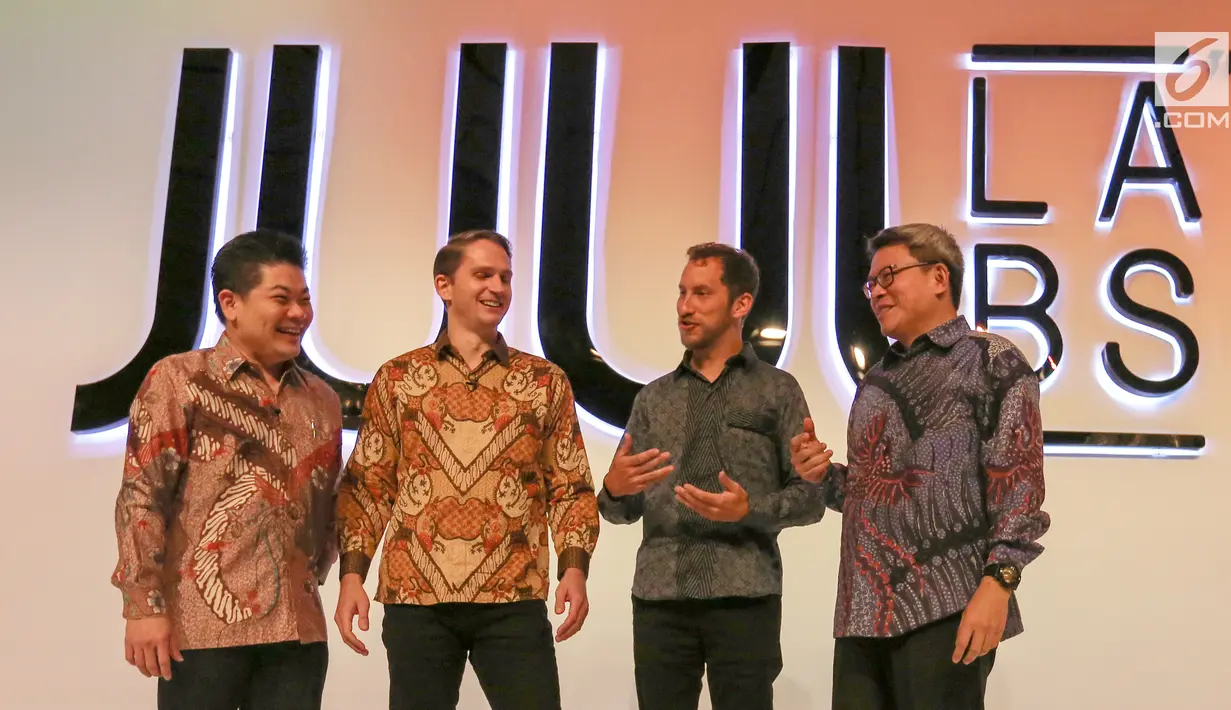 Country GM Indonesia Juul Labs Kent Sarosa, President APAC South Juul Labs Ken Bishop, Pendiri & Chief Product Officer Juul Labs James Monsees dan Direktur Juul Indonesia Sim Chee Ping foto bersama saat peluncuran Juul dan JuulPods, di Jakarta, Senin (10/7/2019). (Liputan6.com/Fery Pradolo)
