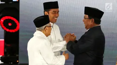 Capres Prabowo Subianto bersalaman dengan Capres Joko Widodo usai Debat Pilpres 2019 kelima di Jakarta, Sabtu (13/4). Debat kelima merupakan debat terakhir dalam masa kampanye yang mengambil tema Ekonomi, Kesejahteraan Sosial, Keuangan dan Investasi. (Liputan6.com/Johan Tallo)