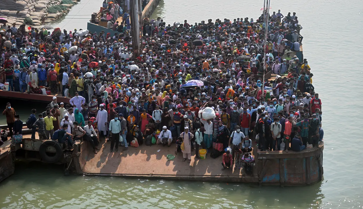 Ratusan pemudik memadati dermaga saat menunggu kedatangan kapal feri menuju kampung halaman mereka di tengah pandemi Covid-19 di Munshiganj, Bangladesh pada 9 Mei 2021. Ratusan orang bergegas untuk pulang ke rumah sehingga dapat berkumpul dengan keluarga pada momen Lebaran. (Munir Uz zaman/AFP)