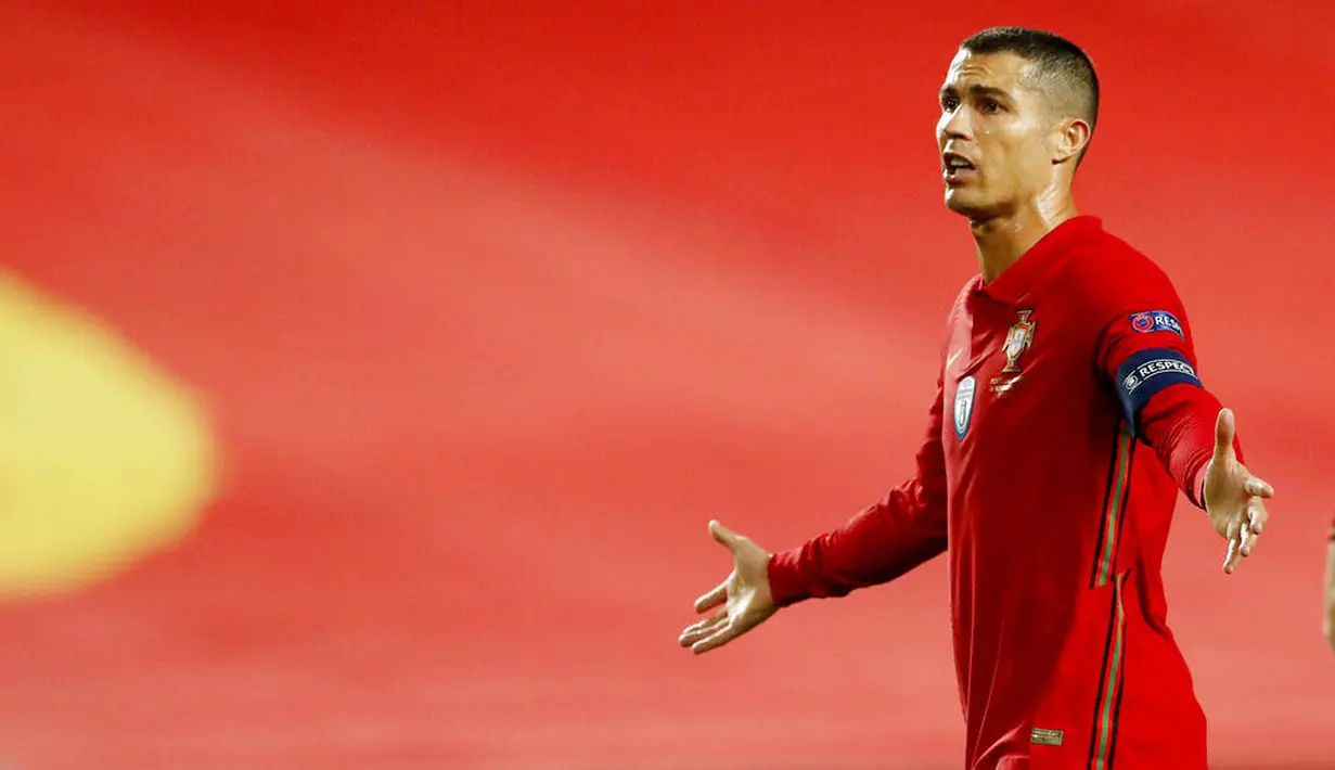 Ekspresi striker Portugal, Cristiano Ronaldo, saat melawan Prancis pada laga UEFA Nations League di Stadion Da Luz, Minggu (15/11/2020). Prancis menang dengan skor 1-0. (AP/Armando Franca)