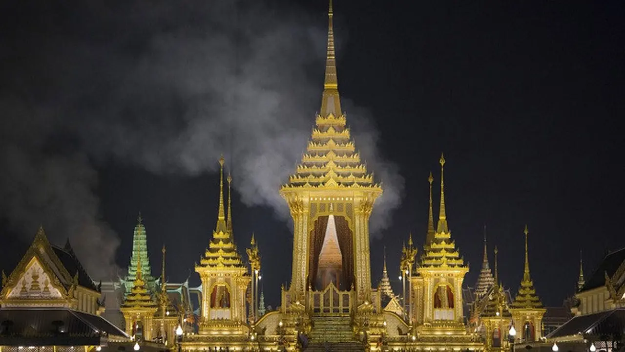 Asap membumbung tinggi dari krematorium kerajaan, menandai dimulainya 'perjalanan' akhir mendiang Raja Bhumibol Adulyadej