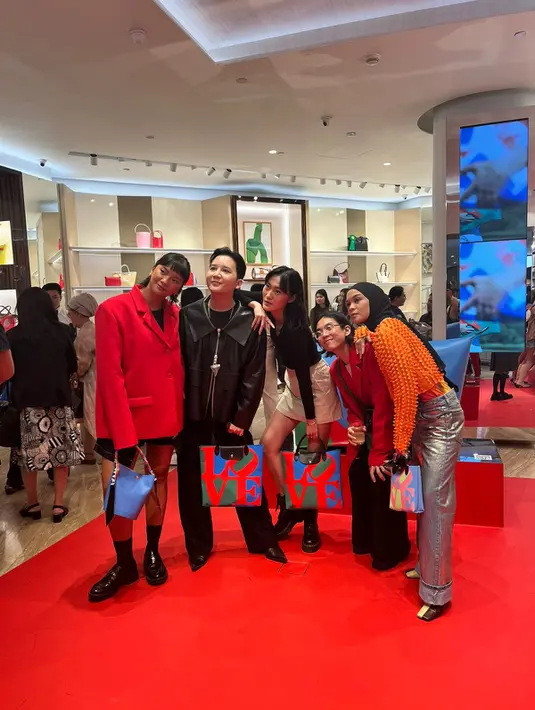 <p>Tak hanya Amanda Rawles, beberapa influencer juga terlihat hadir pada acara peluncuran koleksi ini. Seperti Ayu Gani, Tantri Namirah, Sarah Azka, Aquinaldo Adrian dan Rangga Moela. Kesemuanya mengenakan tas menggemaskan dari capsule collection Longchamp x Robert Indiana. / Foto: Adinda Tri Wardhani - Fimela.com.</p>