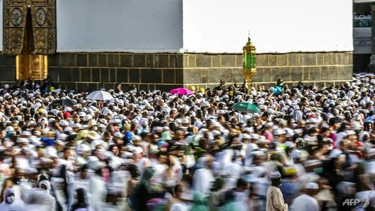 Umat ​​Islam di seluruh dunia berdoa di  Kakbah.(AFP / Abdel Ghani Bashir)