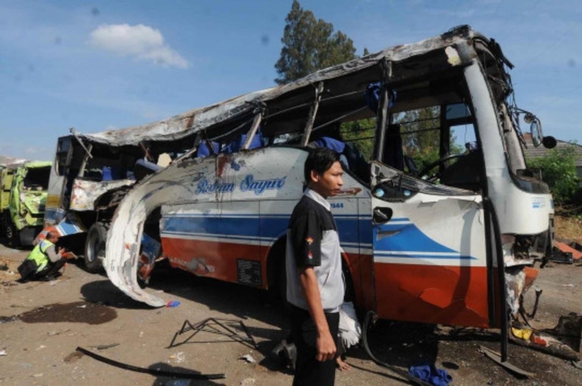 Tim Technical Analysis Accident Polri cek kondisi bus Rukun Sayur