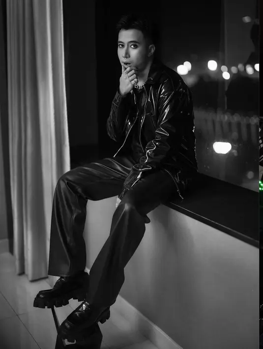 Totalitas Vidi Aldiano bergaya gaya emo yang merupakan kependekan dari emotive punk yaitu jenis musik punk rock adalah memakai maskara 
(Foto: Instagram @vidialdiano)