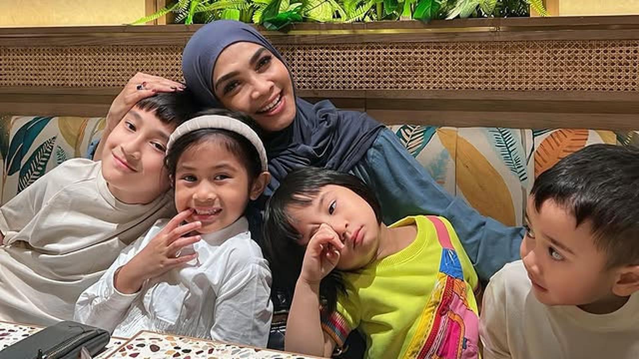 7 Potret Rieta Amilia Bersama Cucu-Cucu Kesayangan, Ajak Jalan-Jalan ke Mall