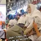 Viral Emak-Emak Nongkrong Pakai Seragam Sekolah, Aksinya Curi Perhatian (Sumber: TikTok/@anggienst6)