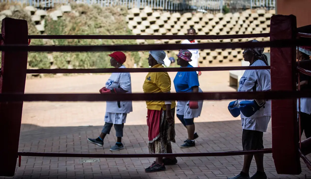  Sejumlah nenek melakukan pemanasan sebelum latihan tinju "Boxing Grannies" di Cosmo City di Johannesburg (19/9). "Boxing Grannies" adalah kelas tinju untuk nenek-nenek di Cosmo City. (AFP Photo/Gulshan Khan)