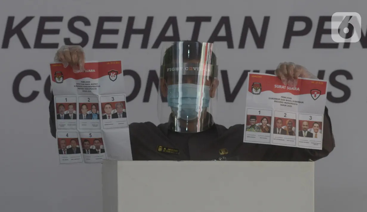 Petugas memakai face shield mengikuti simulasi pemungutan suara dalam pemilihan serentak 2020 di Halam Kantor KPU, Jakarta, Rabu (22/7/2020). Tahapan ini dilaksanakan dengan mengutamakan aspek kesehatan dan keselamatan bagi para pihak yang terlibat. (merdeka.com/Imam Buhori)