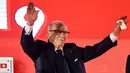 File foto ketika Presiden Tunisia Beji Caid Essebsi melambaikan tangan kepada pendukung selama peluncuran kongres partai Nidaa Tounes di Monastir, sekitar 165 km ibu kota Tunis, 6 April 2019. Presiden tertua di dunia ini meninggal dunia di usia 92 tahun pada Kamis (25/7/2019). (FETHI BELAID/AFP)