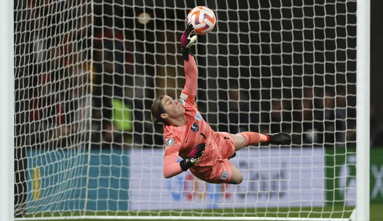 Kiper Timnas Inggris, Mary Earps behasil menghalau bola tendangan pemain Timnas Brasil pada babak adu penalti laga Finalisima Putri 2023 di Stadion Wembley, London, Jumat (07/04/2023) WIB. The Three Lions secara dramatis mengalahkan Brasil dengan skor 4-2 dalam babak adu penalti setelah bermain imbang 1-1 di waktu normal. (AP Photo/Ian Walton)