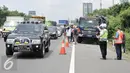 Petugas Kepolisian mengatur lalu lintas yang terdampak macet akibat truk menabrak tiang petunjuk arah di Tol Jakarta- Tangerang, Senin (5/9). Truk bernomor polisi B 935 IC menabrak tiang rambu lalu lintas di kilometer 6,5. (Liputan6.com/Yoppy Renato)