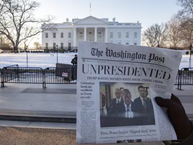 Surat kabar tiruan The Washington Post yang memberitakan Presiden Donald Trump mengundurkan diri beredar di Washington, DC, Rabu (16/1). Surat kabar bertanggal 1 Mei 2019 itu mirip dengan salinan asli The Washington Post (Tasos Katopodis/Getty Images/AFP)