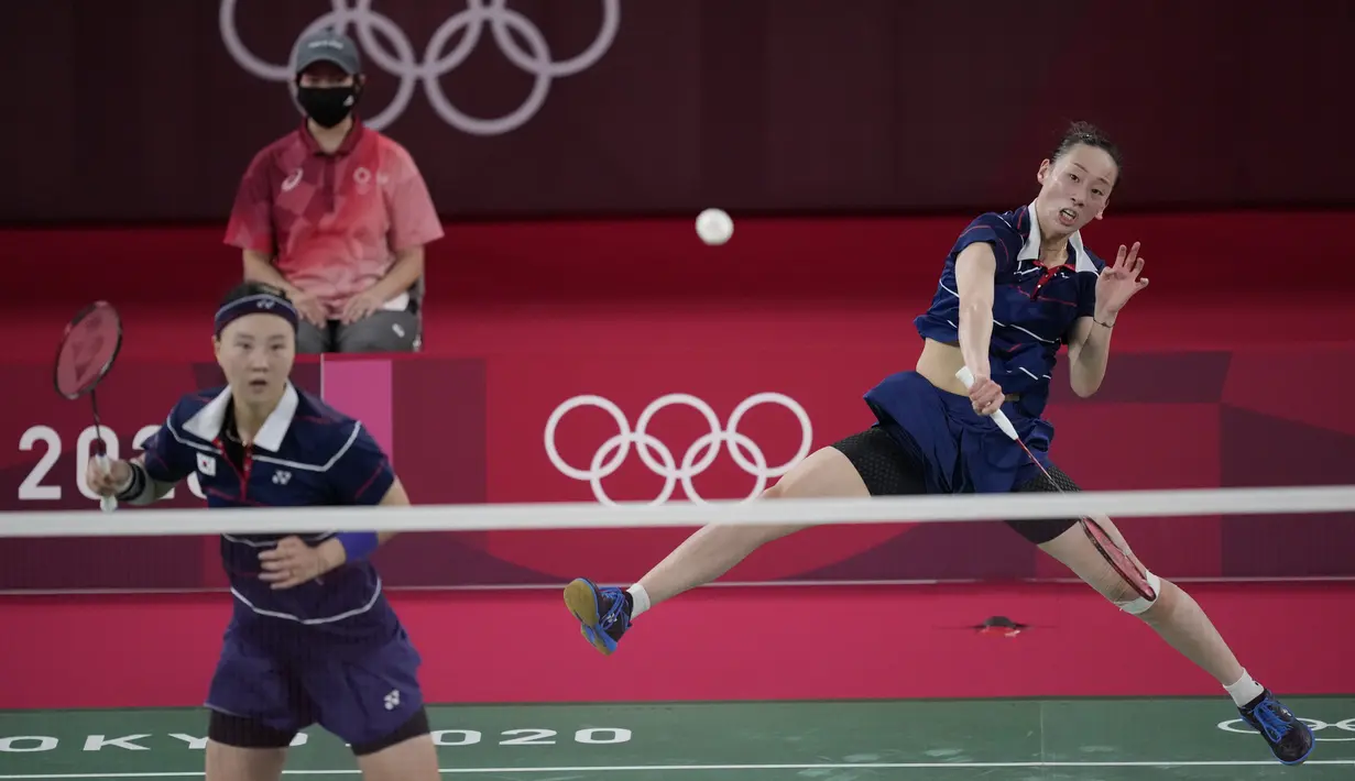 Ganda putri Korea Selatan Lee So-hee / Shin Seung-chan saat melawan Greysia Polii / Apriyani Rahayu dari Indonesia pada semifinal bulu tangkis tunggal putri Olimpiade Tokyo 2020, Jepang, Sabtu (31/7/2021). Greysia  / Apriyani menang 21-19 dan 21-17. (AP Photo/Dita Alangkara)