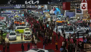 Pengunjung melihat produk mobil terbaru yang dipamerkan dalam ajang Gaikindo Indonesia International Auto Show (GIIAS) 2024 di Indonesia Convention Exhibition (ICE) BSD, Serpong, Kabupaten Tangerang, Banten, Kamis (18/7/2024). (Liputan6.com/Angga Yuniar)