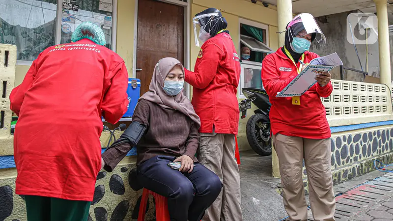 Vaksinasi COVID-19 Secara Dari Rumah ke Rumah di Bogor