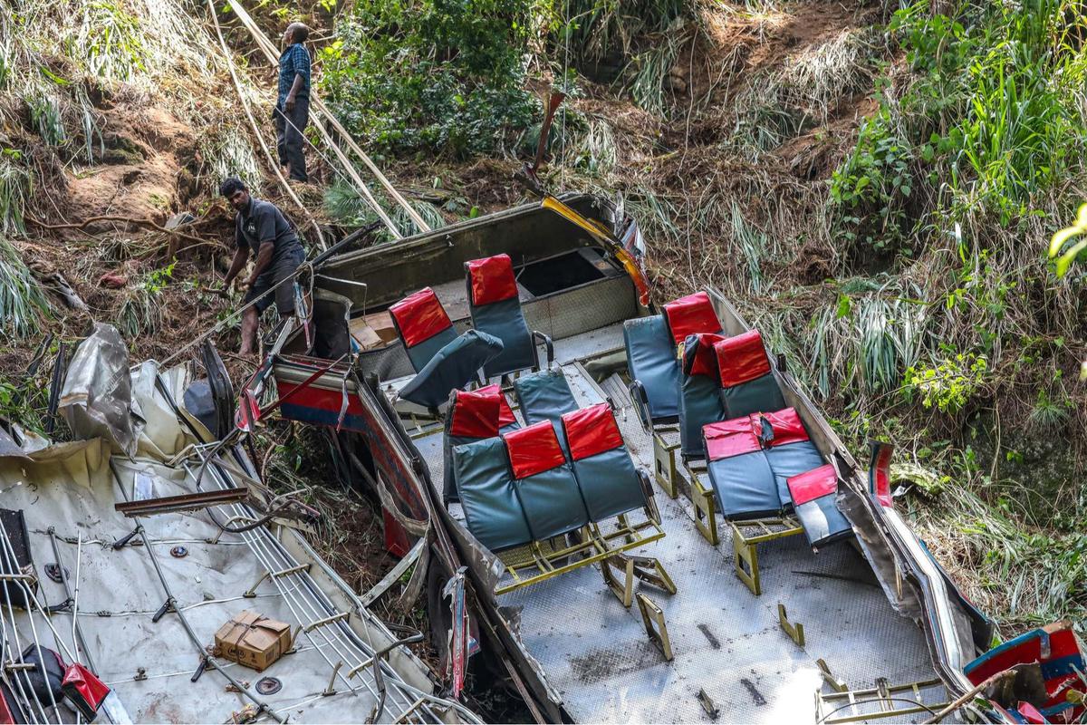 Kecelakaan Tragis Bus Penuh Sesak Terjun ke Jurang di Sri Lanka