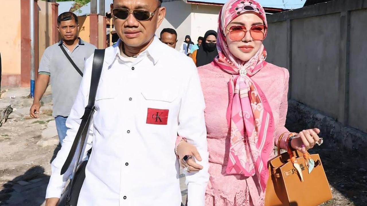 Potret Bella Shofie Nyoblos Pilkada Temani Suami Mencalonkan sebagai Bupati Kabupaten Buru